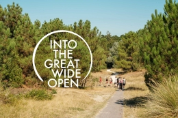 Logo Into The Great Wide Open over een foto van Vlieland